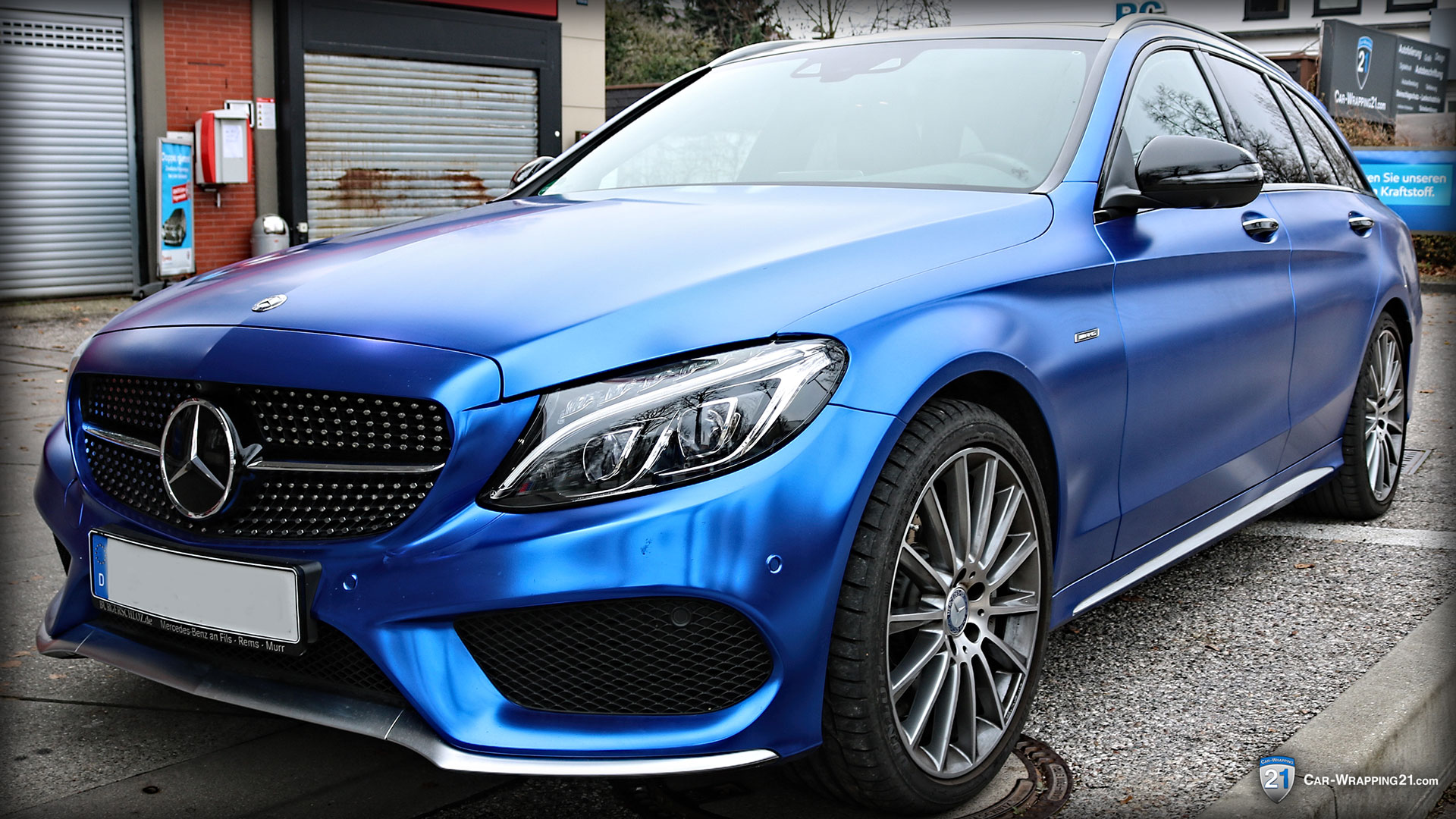 Mercedes-E-Klasse-Autofolierung-in-Blau-Chrome-Matt