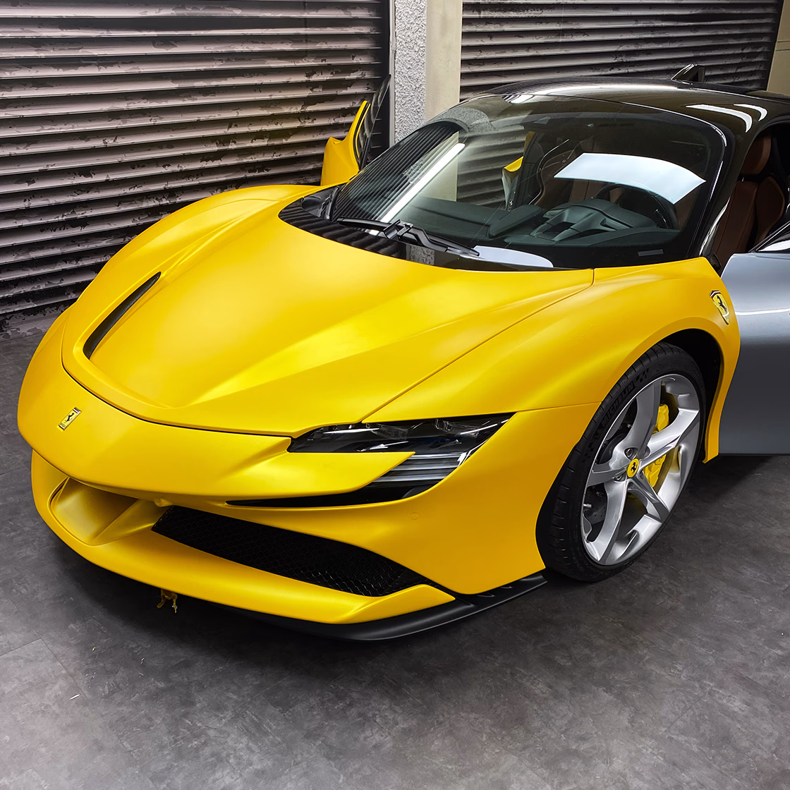 Ferrari SF90 Stradale in Mattoptik – veredelt durch eine exklusive Autofolierung.