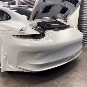 Detailaufnahme der hochwertigen Autofolierung an einem grauen Porsche.