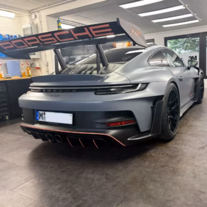 Graue Porsche nach der kompletten Autofolierung mit mattem Finish.