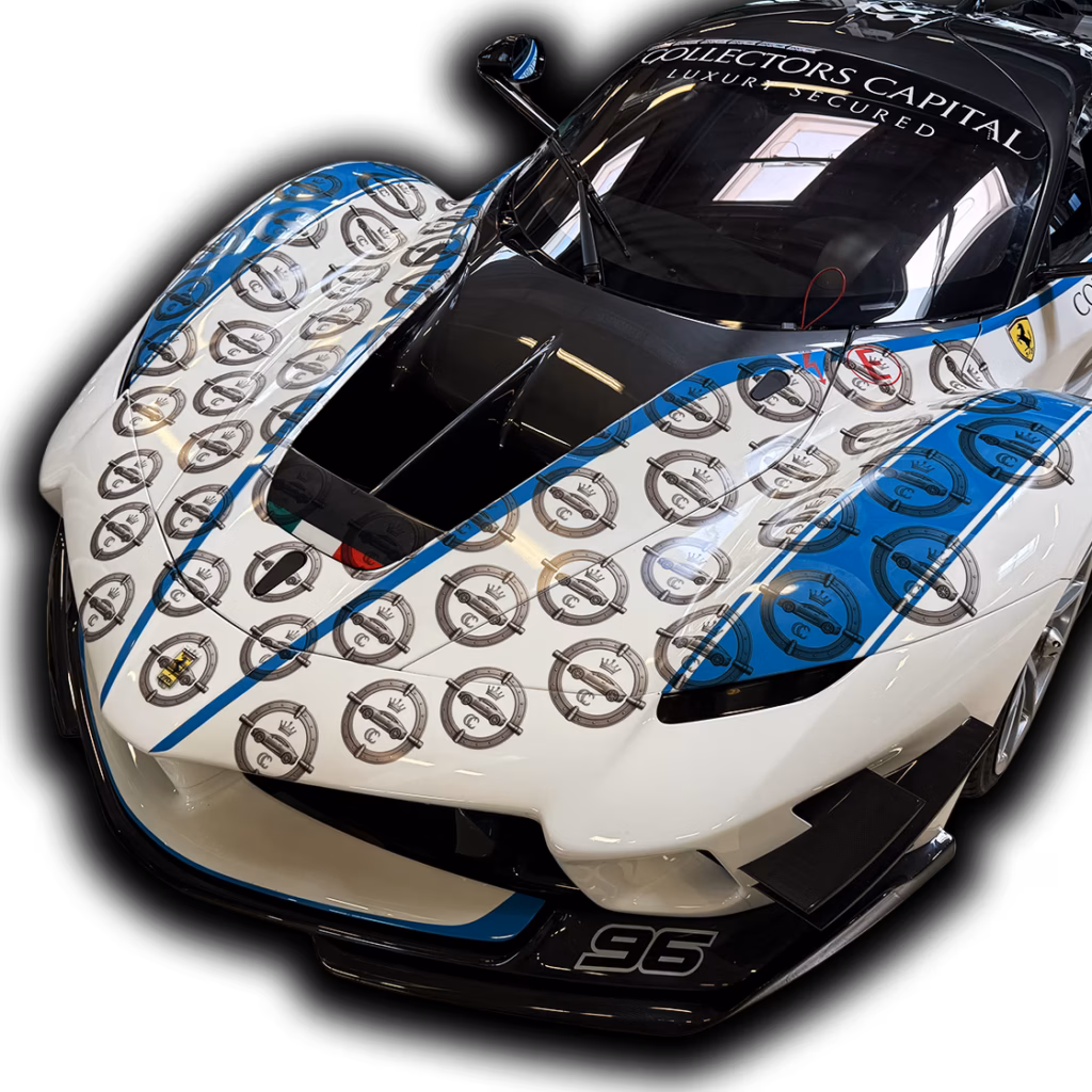 Detailaufnahme der präzisen Handarbeit bei der Autofolierung eines Ferrari FXX-K Evo.