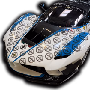 Detailaufnahme der präzisen Handarbeit bei der Autofolierung eines Ferrari FXX-K Evo.