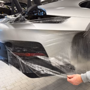 Grau Porsche geschützt durch passgenaue matte Lackschutzfolie.