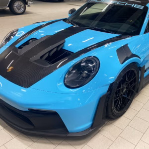 Hellblaue Porsche während der professionellen PPF-Folierung im Detail.