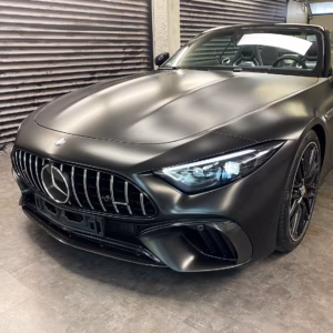 Mercedes im Detail bei der Anbringung der Premium-Autofolierung.