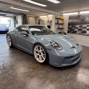 Porsche 911 ST im Studio während der Applikation von hochwertiger Lackschutzfolie.