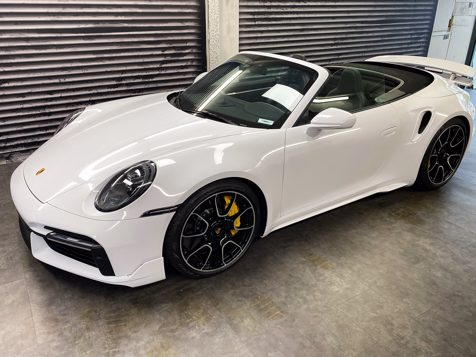 Porsche 911 Turbo S folierung: Der Kontrast zwischen Light Grey Folierung und dunklen Porsche-Felgen.