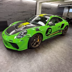 Sportwagen-Veredelung: Exklusive Autofolierung an einem grünen Porsche.