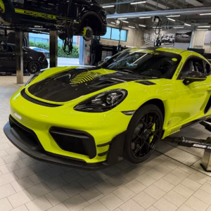 Grüner Porsche ssr cs mit frisch aufgetragener Lackschutzfolie.