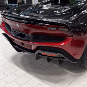 Rotes Ferrari 296 GTB im perfekten Glanz nach der Lackschutzfolie-Behandlung.