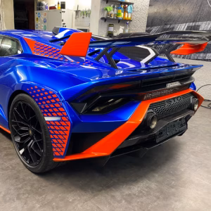 Präzise Handarbeit bei der Montage von Lackschutzfolie an einem Lamborghini Huracán STO.