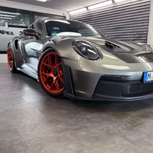 Frontansicht eines silbernen Porsche GT3 geschützt durch transparente Steinschlagschutzfolie.