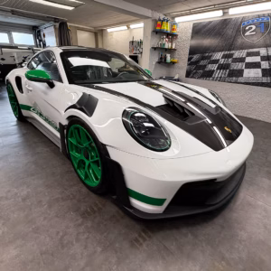Porsche 911 mit frisch aufgetragener Lackschutzfolie auf der Motorhaube.