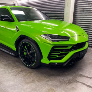 Grüne Lamborghini Urus SUV geschützt durch passgenaue steinschlagschutzfolie.